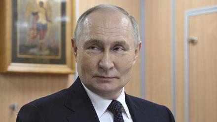 Russland, Murmansk: Der russische Präsident Wladimir Putin inspiziert das atomgetriebene U-Boot Archangelsk auf der Atomflot, einer Servicebasis für die atomgetriebene Flotte (Archivbild vom 27.03.2025).