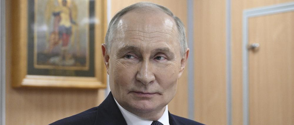 Russland, Murmansk: Der russische Präsident Wladimir Putin inspiziert das atomgetriebene U-Boot Archangelsk auf der Atomflot, einer Servicebasis für die atomgetriebene Flotte (Archivbild vom 27.03.2025).