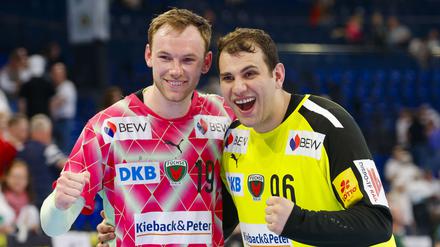 Füchse-Torwart Dejan Milosavljev (r.) und Berlins Mathias Gidsel jubeln nach dem Sieg in Kiel. 