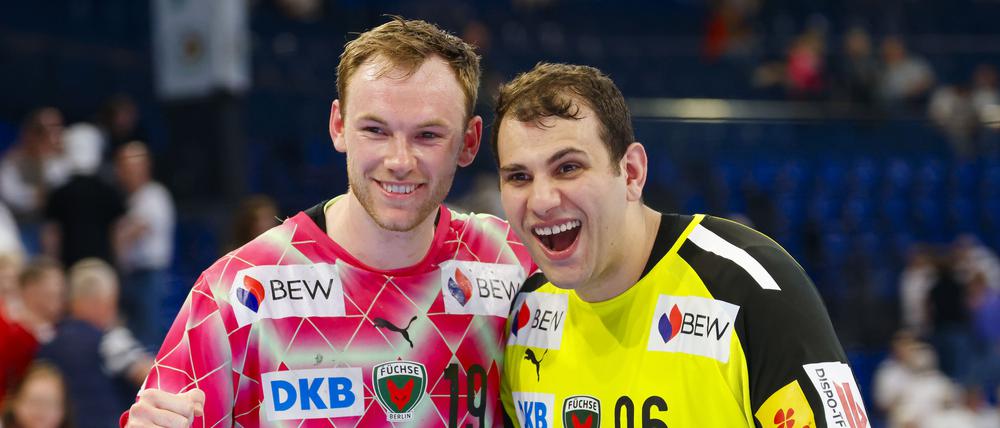 Füchse-Torwart Dejan Milosavljev (r.) und Berlins Mathias Gidsel jubeln nach dem Sieg in Kiel.