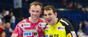 Füchse-Torwart Dejan Milosavljev (r.) und Berlins Mathias Gidsel jubeln nach dem Sieg in Kiel. 