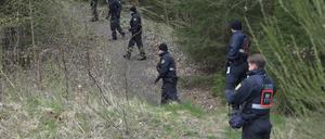 Die Polizei sucht im Bereich von Weitefeld nach weiteren Hinweisen. 