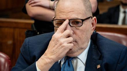 Harvey Weinstein rückt sich im Manhattan Criminal Courthouse die Brille zurecht.