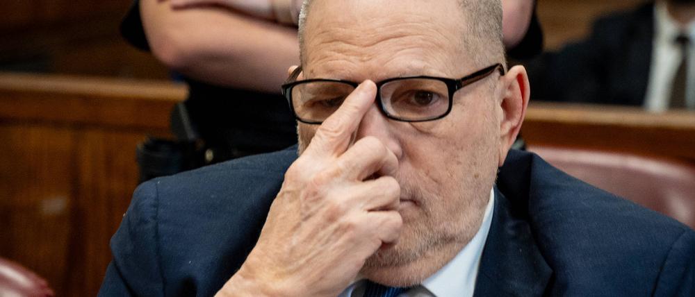Harvey Weinstein rückt sich im Manhattan Criminal Courthouse die Brille zurecht.