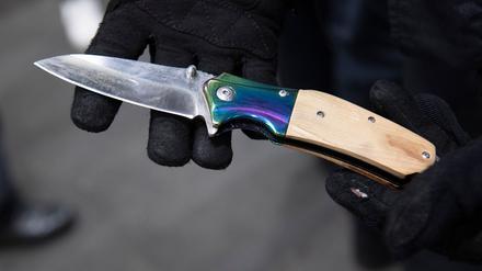 In Berlin wird über mehr Sicherheit vor Messerangriffen debattiert. (Symbolbild)