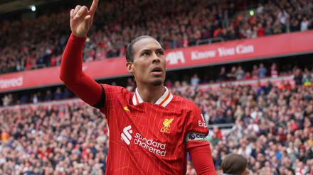 Virgil van Dijk bleibt zwei weitere Jahre in Liverpool.