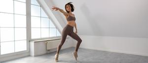 Vanessa Schümmelfeder bei einem Dreh ihrer Videos in ihrem Home Workout Studio. (c) Vanessa Schümmelfeder