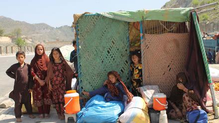 Afghanische Flüchtlinge sitzen mit ihren Habseligkeiten am Grenzübergang Torkham. (Archivbild)