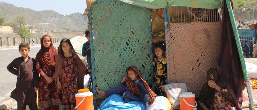 Afghanische Flüchtlinge sitzen mit ihren Habseligkeiten am Grenzübergang Torkham. (Archivbild)