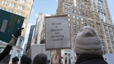 Wissenschaft unter Druck: Forschende und Studierende demonstrieren in New York für den Erhalt öffentlicher Forschungsförderung. 