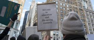 Wissenschaft unter Druck: Forschende und Studierende demonstrieren in New York für den Erhalt öffentlicher Forschungsförderung. 