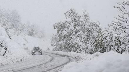 Starker Schneefall behindert den Verkehr auf der Kantonsstraße zwischen Sierre und Crans-Montana bei Chermignon-en-Dessous. 