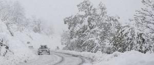Starker Schneefall behindert den Verkehr auf der Kantonsstraße zwischen Sierre und Crans-Montana bei Chermignon-en-Dessous. 