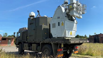 Das System nutzt nach britischen Angaben Funkwellen, um wichtige elektronische Komponenten in Drohnen zu stören oder zu beschädigen. 