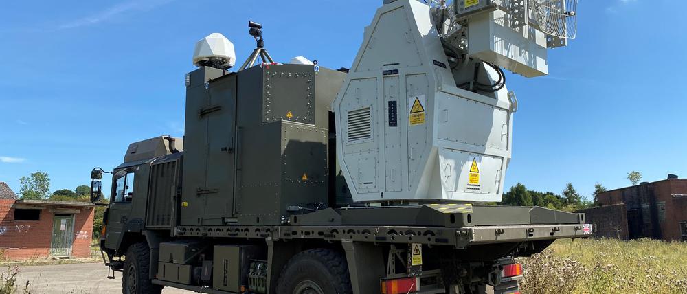 Das System nutzt nach britischen Angaben Funkwellen, um wichtige elektronische Komponenten in Drohnen zu stören oder zu beschädigen. 