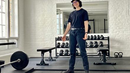 Evelyn Bastian im Queer Power Gym, das in einer Fabriketage direkt am Oranienplatz in Kreuzberg liegt.