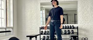 Evelyn Bastian im Queer Power Gym, das in einer Fabriketage direkt am Oranienplatz in Kreuzberg liegt.