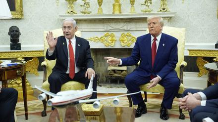 Donald Trump (r.) Benjamin Netanjahu im Oval Office des Weißen Hauses
