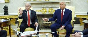 Donald Trump (r.) Benjamin Netanjahu im Oval Office des Weißen Hauses