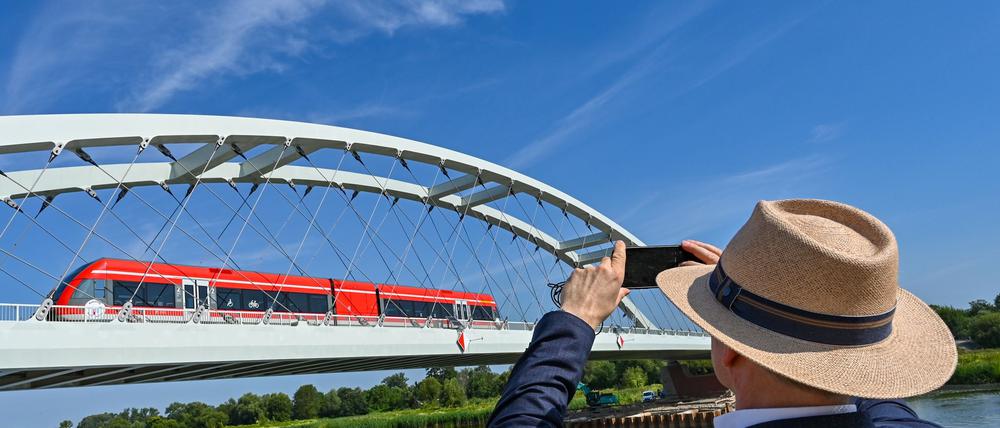 Ein Zug auf der Bahnbrücke über den Grenzfluss Oder zwischen dem polnischen Kostrzyn und dem deutschen Küstrin-Kietz.