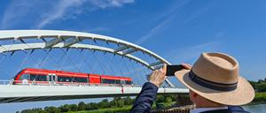 Ein Zug auf der Bahnbrücke über den Grenzfluss Oder zwischen dem polnischen Kostrzyn und dem deutschen Küstrin-Kietz.