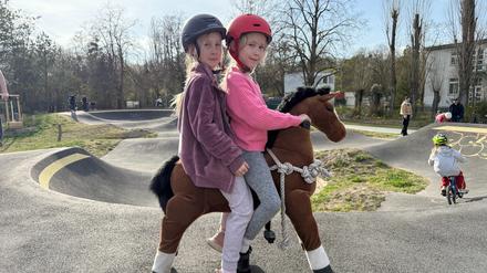 Filina und Carolin (beide acht Jahre) reiten auf Stute Sonja auf dem Pumptrack.