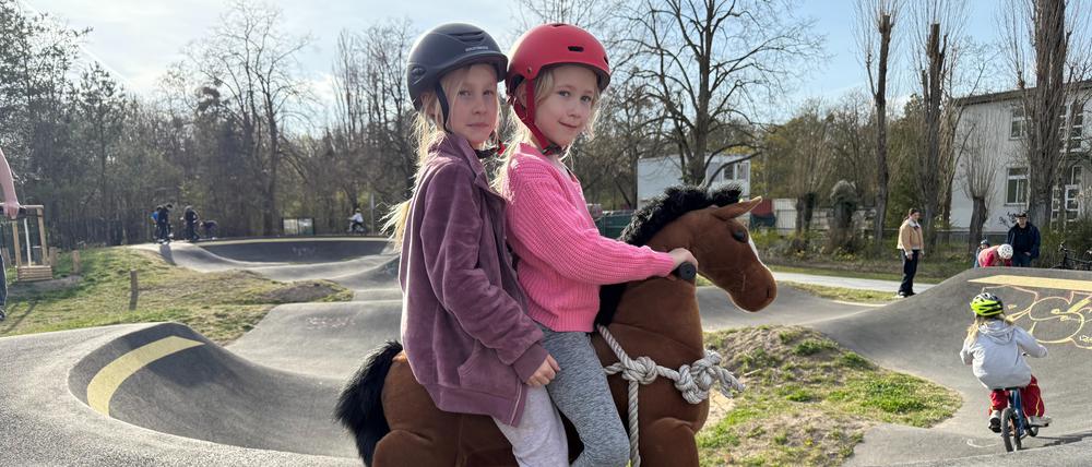 Filina und Carolin (beide acht Jahre) reiten auf Stute Sonja auf dem Pumptrack.