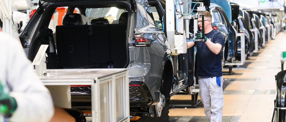 Autoproduktion in Wolfsburg: Wegen hoher Nachfrage nach den hier gebauten Verbrenner setzt VW nun Sonderschichten an. (Archivfoto)