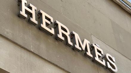 Hermès will im Zollkonflikt seine Kunden stärker zur Kasse bitten. 