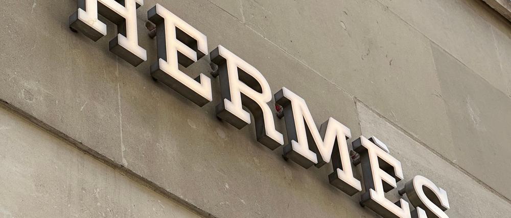 Hermès will im Zollkonflikt seine Kunden stärker zur Kasse bitten. 