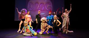 Mitglieder der „Drag Resources Action Group Berlin“ bei der Präsentation ihrer Leitlinien in den Sophiensælen. 