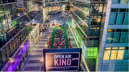 Freiluftkino im Kranzler Eck Berlin.