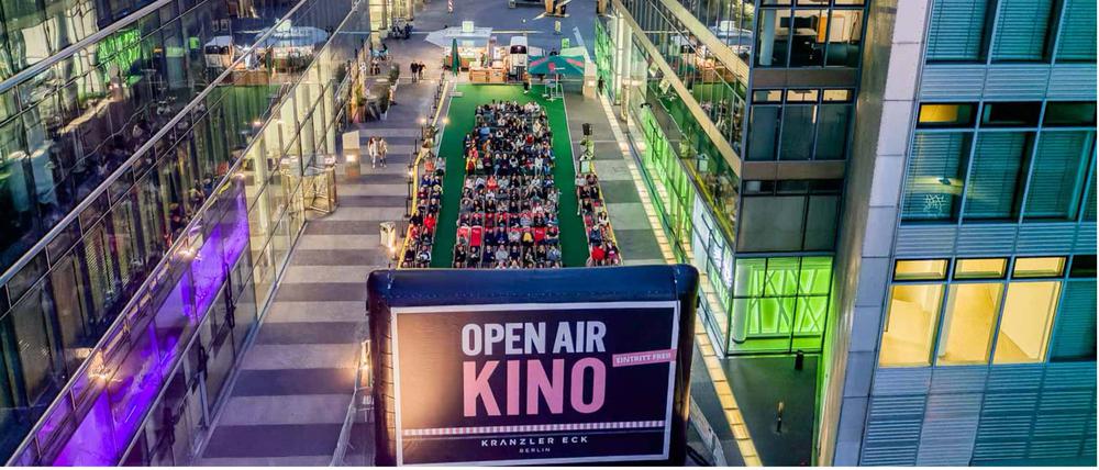 Freiluftkino im Kranzler Eck Berlin.