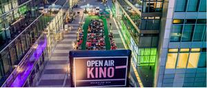 Freiluftkino im Kranzler Eck Berlin.