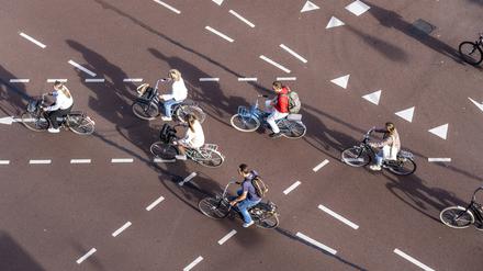 Eine Kreuzung an der Lange Viestraat in Utrecht mit Markierungen für Autos und Fahrräder und mehreren Radfahrern