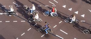 Eine Kreuzung an der Lange Viestraat in Utrecht mit Markierungen für Autos und Fahrräder und mehreren Radfahrern