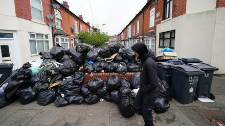 Müllsäcke stapeln sich in der Poplar Road in Birmingham. Nach Angaben der Gewerkschaft stimmten ihre Mitglieder in Birmingham mit überwältigender Mehrheit gegen das Angebot der Stadtverwaltung, das nach wie vor Lohnkürzungen vorsieht.