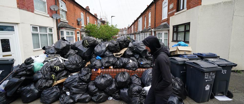 Müllsäcke stapeln sich in der Poplar Road in Birmingham. Nach Angaben der Gewerkschaft stimmten ihre Mitglieder in Birmingham mit überwältigender Mehrheit gegen das Angebot der Stadtverwaltung, das nach wie vor Lohnkürzungen vorsieht.