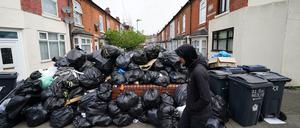 Müllsäcke stapeln sich in der Poplar Road in Birmingham. Nach Angaben der Gewerkschaft stimmten ihre Mitglieder in Birmingham mit überwältigender Mehrheit gegen das Angebot der Stadtverwaltung, das nach wie vor Lohnkürzungen vorsieht.