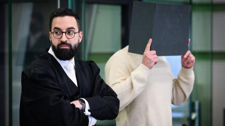 Der Angeklagte steht mit seinem Rechtsanwalt Ehssan Khazaeli (l) beim Prozess wegen einer Attacke auf den jüdischen Studenten Lahav Shapira im Kriminalgericht Moabit.
