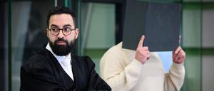 Der Angeklagte steht mit seinem Rechtsanwalt Ehssan Khazaeli (l) beim Prozess wegen einer Attacke auf den jüdischen Studenten Lahav Shapira im Kriminalgericht Moabit.