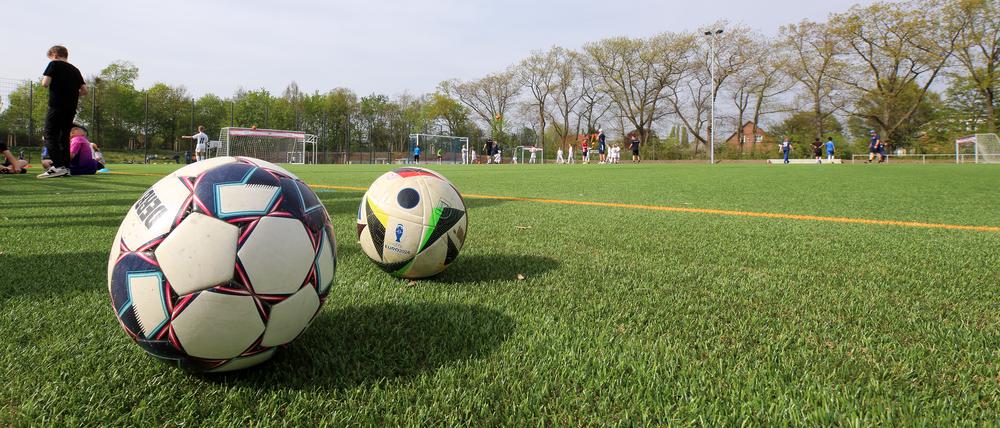 Übergabe und Eröffnung des Sportplatz Kirschallee.