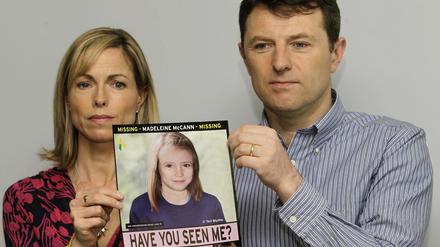 Kate und Gerry McCann zeigen ein Vermisstenplakat, das ein computergeneriertes Bild ihrer immer noch vermissten Tochter Madeleine zeigt (Archivbild).