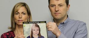 Kate und Gerry McCann zeigen ein Vermisstenplakat, das ein computergeneriertes Bild ihrer immer noch vermissten Tochter Madeleine zeigt (Archivbild).