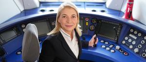 Kennt die Welt der Lokführer: Die DB-Regio-Vorstandsvorsitzende Evelyn Palla hat 2024 den Zugführerschein erlangt.