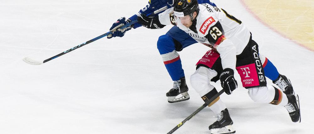 Die deutschen Eishockeyspieler um Luis Schinko (r) verlieren das WM-Vorbereitungsspiel gegen die Slowakei.