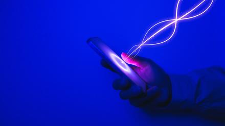 Der Blick auf das Smartphone (Illustration).