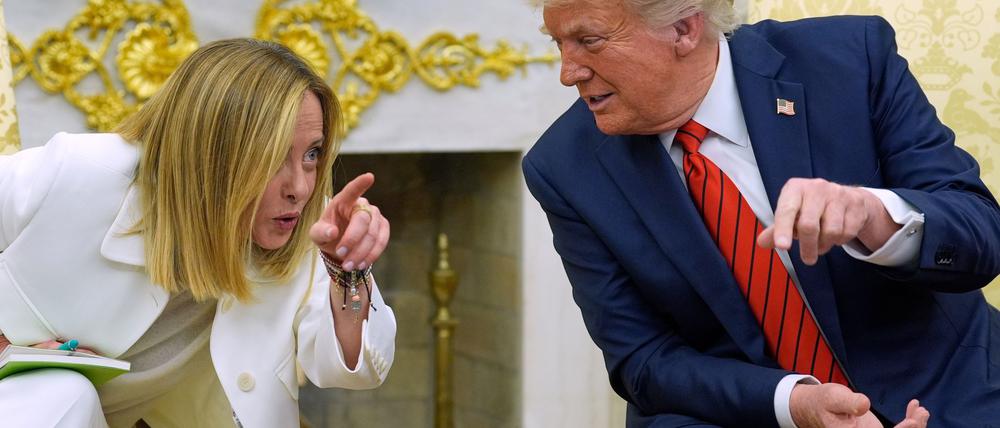 Trump und Meloni scherzten bei einem Treffen miteinander.