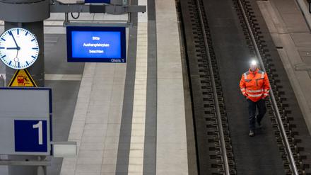 Die Bauarbeiten im Tiefbahnhof laufen schon seit Mitte Februar. Ab Dienstag soll dort wieder freie Fahrt herrschen. (Archivbild)