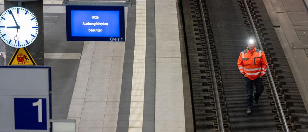 Die Bauarbeiten im Tiefbahnhof laufen schon seit Mitte Februar. Ab Dienstag soll dort wieder freie Fahrt herrschen. (Archivbild)